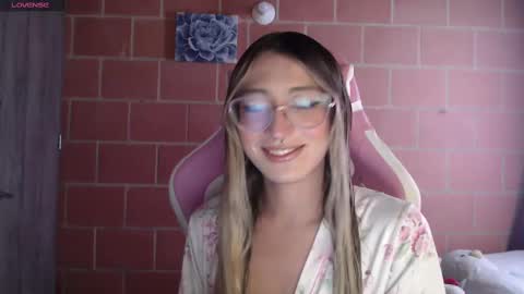 Snapshot of andrea_camila chatting on 10/10/25, 01:43 Andrea online show from 10/10/25, 01:43