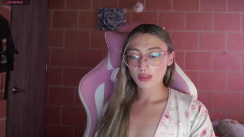 Snapshot of andrea_camila chatting on 10/11/25, 05:22 Andrea online show from 10/11/25, 05:22