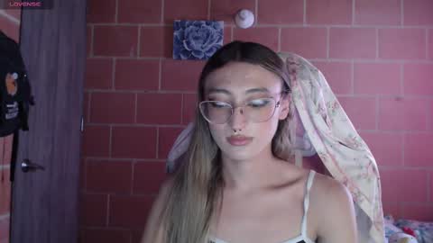 Snapshot of andrea_camila chatting on 10/14/25, 05:47 Andrea online show from 10/14/25, 05:47