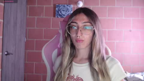 Snapshot of andrea_camila chatting on 10/28/25, 02:20 Andrea online show from 10/28/25, 02:20