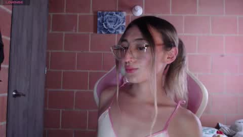 Snapshot of andrea_camila chatting on 12/15/25, 04:44 Andrea online show from 12/15/25, 04:44