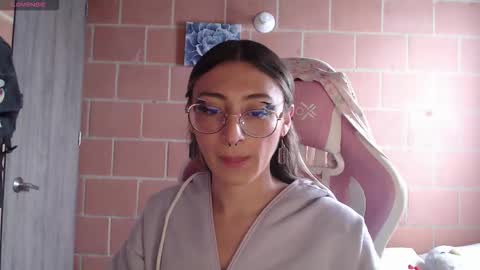 Snapshot of andrea_camila chatting on 02/19/26, 01:40 Andrea online show from 02/19/26, 01:40