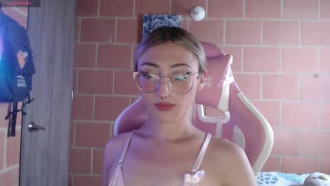 Snapshot of andrea_camila chatting on 03/25/26, 09:43 Andrea online show from 03/25/26, 09:43