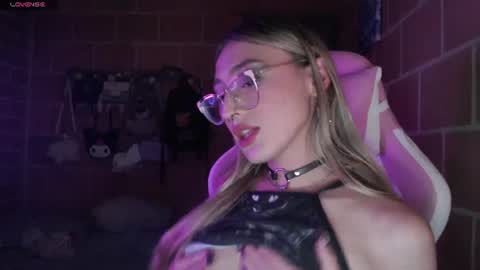 Snapshot of andrea_camila chatting on 06/11/26, 12:54 Andrea online show from 06/11/26, 12:54