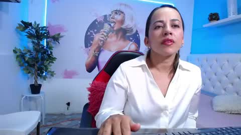 Snapshot of andrea_milf19 chatting on 05/12/26, 03:25 Andrea online show from 05/12/26, 03:25