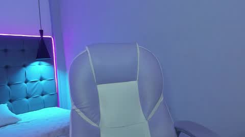 Snapshot of andres1_8 chatting on 12/18/25, 03:01 IM ANDRES online show from 12/18/25, 03:01