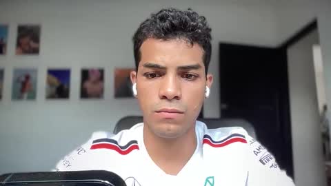 Snapshot of andres_vargas_ chatting on 10/21/25, 08:09 Andres online show from 10/21/25, 08:09