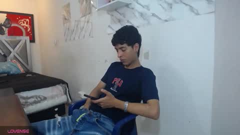 andrescoll25 online show from 04/21/26, 06:44