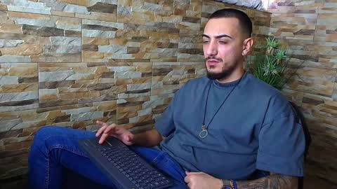 Snapshot of andrewbanner chatting on 12/15/24, 07:46 MasterRomania online show from 12/15/24, 07:46