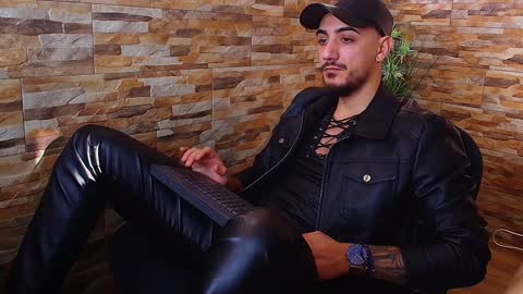 Snapshot of andrewbanner chatting on 12/15/24, 10:50 MasterRomania online show from 12/15/24, 10:50