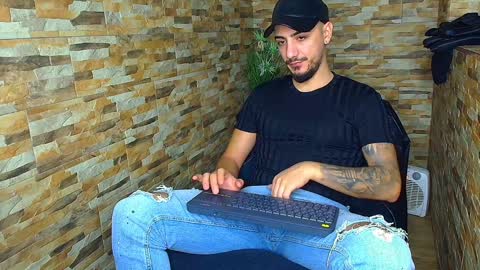 Snapshot of andrewbanner chatting on 12/17/24, 04:45 MasterRomania online show from 12/17/24, 04:45