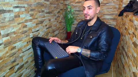 Snapshot of andrewbanner chatting on 12/17/24, 07:50 MasterRomania online show from 12/17/24, 07:50