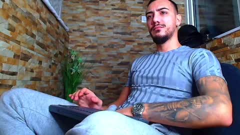 Snapshot of andrewbanner chatting on 12/18/24, 04:31 MasterRomania online show from 12/18/24, 04:31