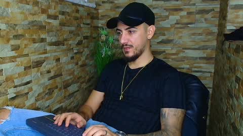 Snapshot of andrewbanner chatting on 12/19/24, 05:07 MasterRomania online show from 12/19/24, 05:07