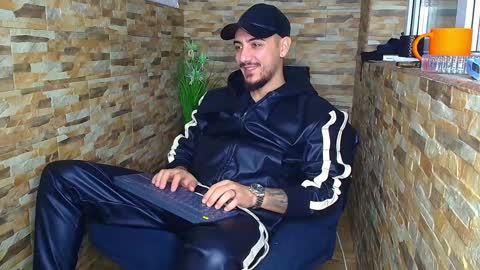 Snapshot of andrewbanner chatting on 12/20/24, 04:53 MasterRomania online show from 12/20/24, 04:53
