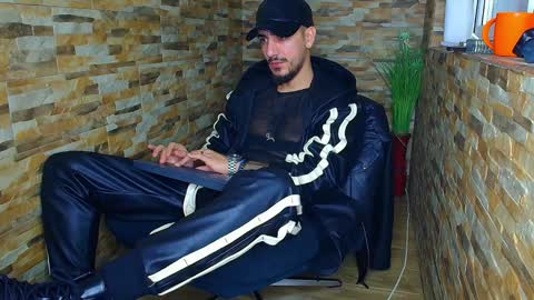 Snapshot of andrewbanner chatting on 12/23/24, 04:22 MasterRomania online show from 12/23/24, 04:22