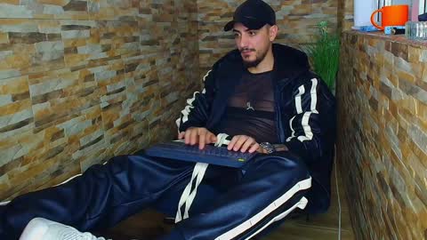 Snapshot of andrewbanner chatting on 12/23/24, 10:32 MasterRomania online show from 12/23/24, 10:32