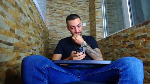 Snapshot of andrewbanner chatting on 01/05/25, 06:02 MasterRomania online show from 01/05/25, 06:02