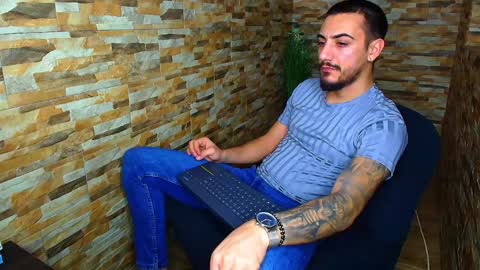 Snapshot of andrewbanner chatting on 01/11/25, 08:11 MasterRomania online show from 01/11/25, 08:11