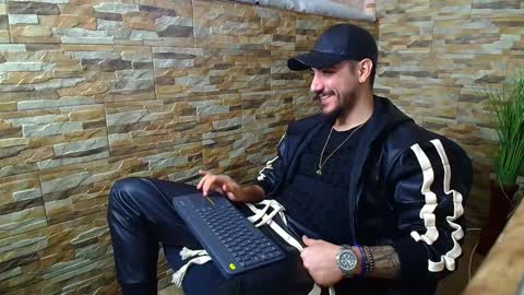Snapshot of andrewbanner chatting on 01/12/25, 07:53 MasterRomania online show from 01/12/25, 07:53