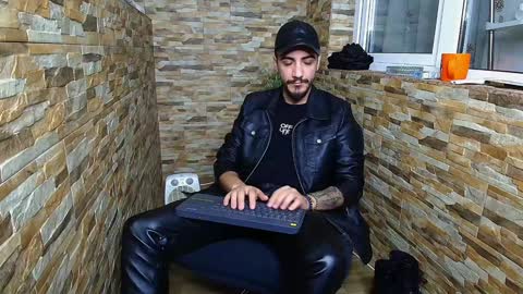 Snapshot of andrewbanner chatting on 01/13/25, 04:28 MasterRomania online show from 01/13/25, 04:28