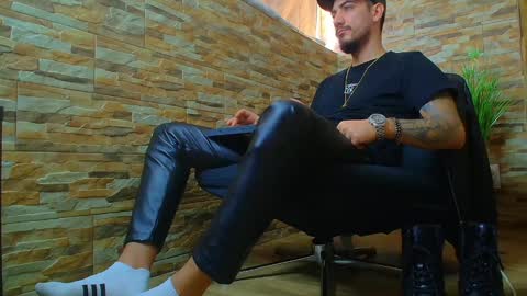 Snapshot of andrewbanner chatting on 01/13/25, 07:32 MasterRomania online show from 01/13/25, 07:32