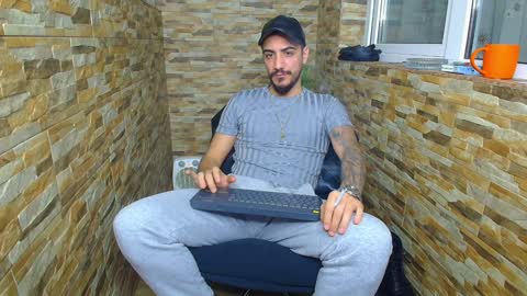 Snapshot of andrewbanner chatting on 01/14/25, 05:08 MasterRomania online show from 01/14/25, 05:08