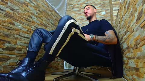 Snapshot of andrewbanner chatting on 01/18/25, 04:59 MasterRomania online show from 01/18/25, 04:59