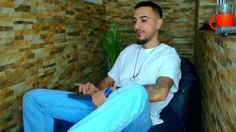Snapshot of andrewbanner chatting on 01/19/25, 05:58 MasterRomania online show from 01/19/25, 05:58
