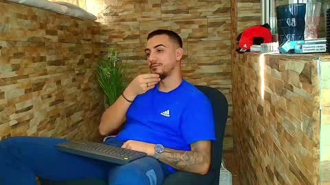 Snapshot of andrewbanner chatting on 01/20/25, 10:51 MasterRomania online show from 01/20/25, 10:51