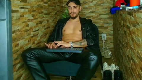 Snapshot of andrewbanner chatting on 01/21/25, 04:21 MasterRomania online show from 01/21/25, 04:21