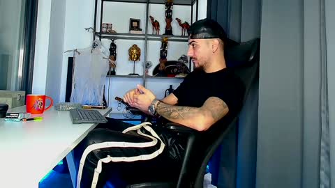 Snapshot of andrewbanner chatting on 02/04/25, 06:04 MasterRomania online show from 02/04/25, 06:04