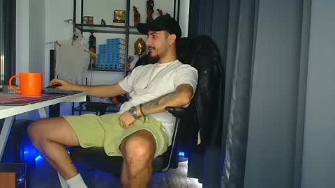 Snapshot of andrewbanner chatting on 02/14/25, 06:45 MasterRomania online show from 02/14/25, 06:45