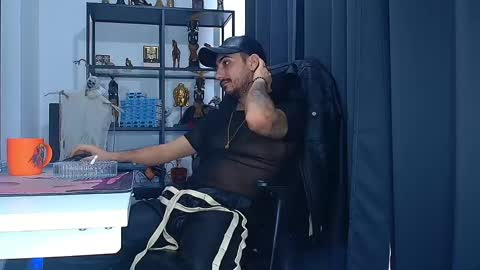 Snapshot of andrewbanner chatting on 02/19/25, 09:06 MasterRomania online show from 02/19/25, 09:06