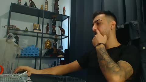 Snapshot of andrewbanner chatting on 02/24/25, 05:54 MasterRomania online show from 02/24/25, 05:54