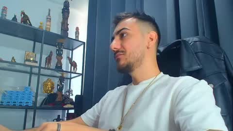 Snapshot of andrewbanner chatting on 02/25/25, 08:58 MasterRomania online show from 02/25/25, 08:58