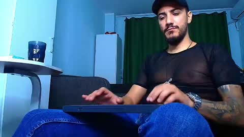 Snapshot of andrewbanner chatting on 09/21/25, 03:19 MasterRomania online show from 09/21/25, 03:19