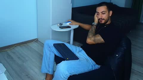 Snapshot of andrewbanner chatting on 09/25/25, 03:21 MasterRomania online show from 09/25/25, 03:21