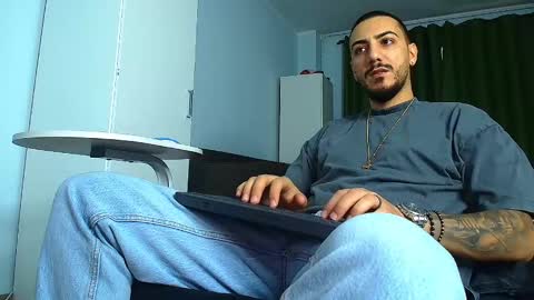 Snapshot of andrewbanner chatting on 10/02/25, 05:25 MasterRomania online show from 10/02/25, 05:25