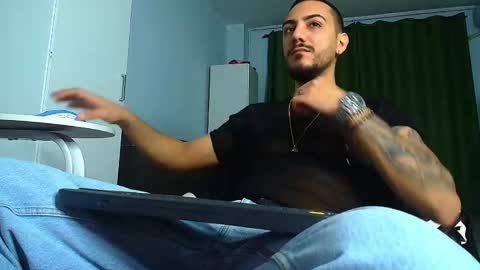 Snapshot of andrewbanner chatting on 10/04/25, 04:10 MasterRomania online show from 10/04/25, 04:10