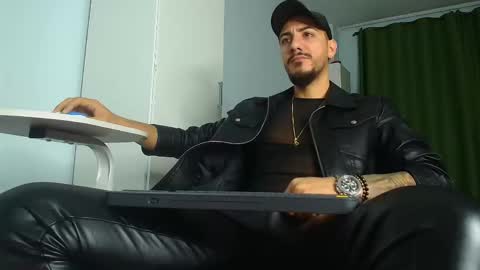Snapshot of andrewbanner chatting on 10/06/25, 04:43 MasterRomania online show from 10/06/25, 04:43