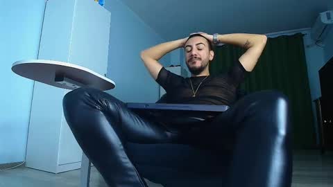 Snapshot of andrewbanner chatting on 10/11/25, 05:50 MasterRomania online show from 10/11/25, 05:50
