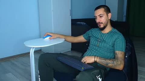 Snapshot of andrewbanner chatting on 10/13/25, 06:02 MasterRomania online show from 10/13/25, 06:02