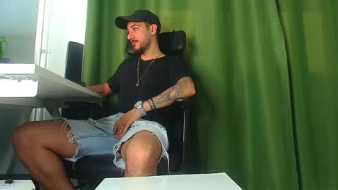 Snapshot of andrewbanner chatting on 05/11/26, 05:13 MasterRomania online show from 05/11/26, 05:13
