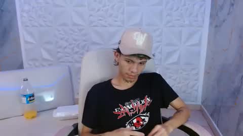 andy_dan1 online show from 04/22/26, 08:43