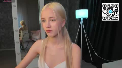 Snapshot of anellyball_ chatting on 07/19/26, 09:35 Anelly online show from 07/19/26, 09:35