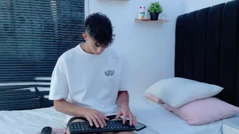 angel_boy0 online show from 07/01/26, 09:14