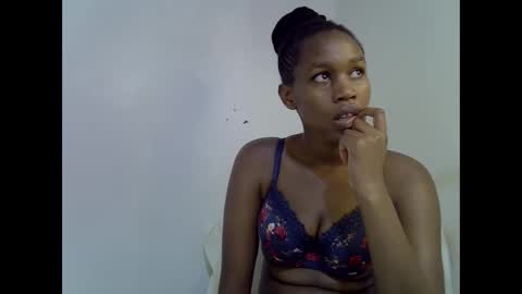 angel_mia5 online show from 12/17/25, 11:49