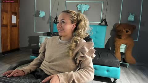 Snapshot of angel_white25 chatting on 04/10/26, 11:37 Angel online show from 04/10/26, 11:37