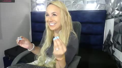 Snapshot of angel_white25 chatting on 04/16/26, 03:57 Angel online show from 04/16/26, 03:57